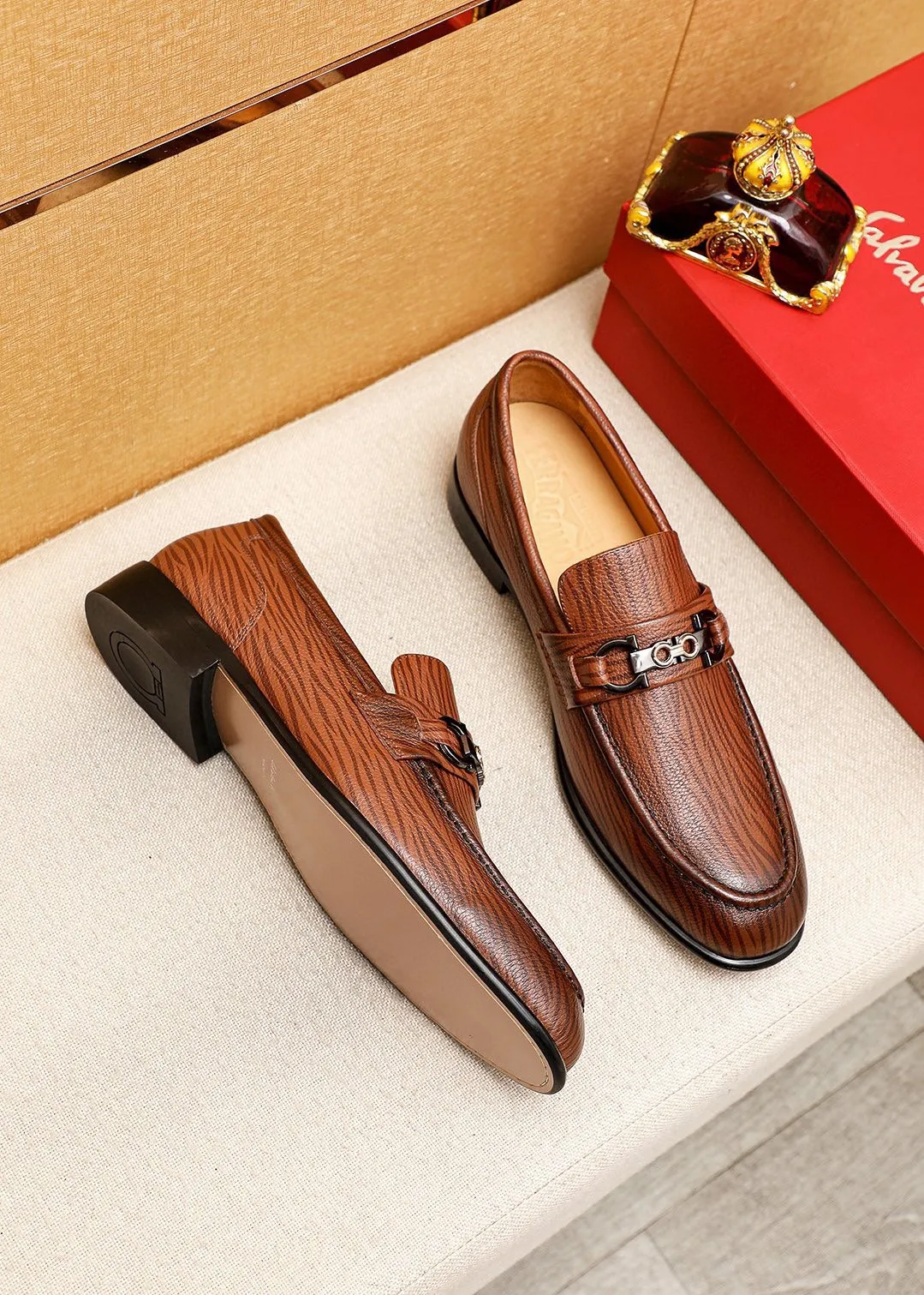 Men's shoes 💰462 💐 Product trademark: Ferragamo "Ferragamo" casual leather shoes Regular size: 38-44 (45.46.47🉑️Customized) Product materials: Selected imported calfskin upper + classic hardware buckle, imported water-dyed cow leather lining. Strong three-dimensional visual effect, original outsole color: 1⃣️color optional